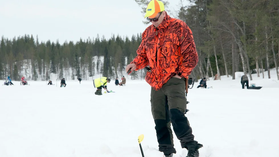 Inte ett napp. Eje Persson, Abborrträsk, hade inte fiskelyckan med sig på Abborrträsket på annandagen. Foto: Foto: GÖRAN WESTERLUND.