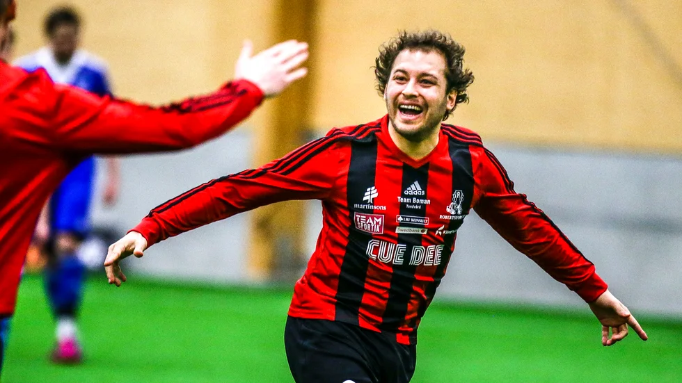 Målskytt. Samir Khelifi gjorde två mål när Robertsfors vann semifinalen mot IFK Arvidsjaur med 5–2. Foto: Ola Westerberg.