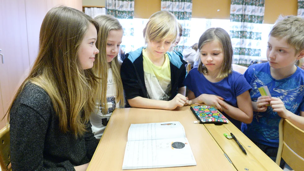 Nyfikna. Emilia Edlund, Alicia Stenlund, Kasper Bjurman, Tove Kajok och William Lundqvist tittar i Emilias bok. Foto: Jeanette Lövgren.