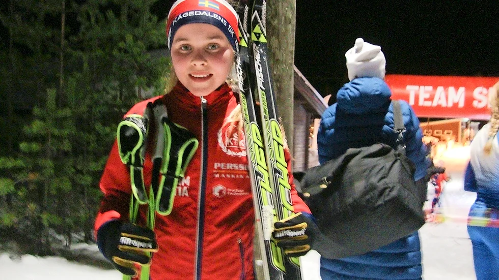 D12-vinnare. Thea Lundqvist, Kågedalens SK, fick kliva överst på prispallen när skidserien avgjordes i Drängsmark.