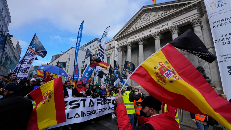 Protesterande poliser utanför parlamentet i Madrid på lördagen.