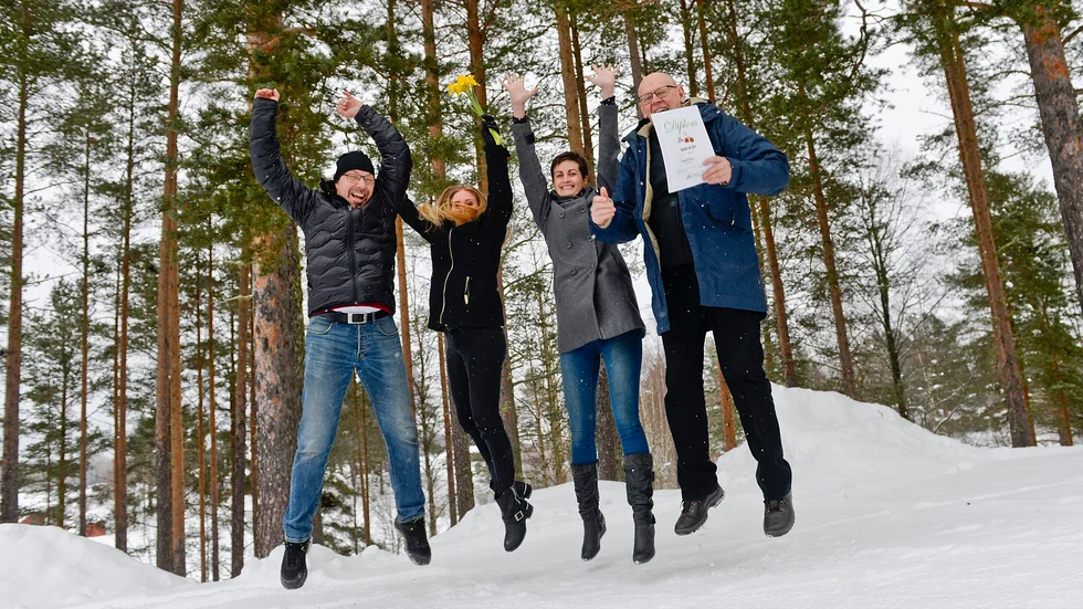 I lördags fick Sandfors det åtråvärda priset Årets by som instiftades 1998 av Skellefteå Byautvecklingsråd. Sandforsborna Hans Liedgren, Camilla Berglund, Frida Kånäs och Anders Nilsson var glada.