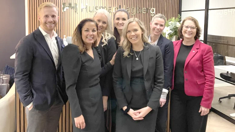 En bild från HusmanHagbergs invigning i Skellefteå med pesronalen i Skellefteå flankerade av ett par från ledningen.