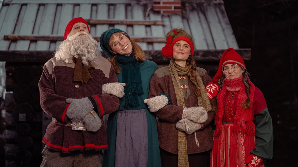I årets julkalender i Stadsparken kommer tomtefamiljen hem från en flera års lång resa och har under tiden glömt bort hur man firar jul.