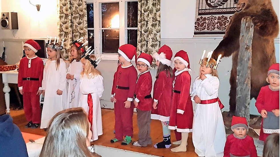 I blickfånget. Lucior och tomtenissar, från vänster, Elias Rönnmark, Irma Åman, Joline Lundqvist, Agnes Andersson Oliver Degerman, John Lundqvist, Ebba Lindquist, Adrian Lindquist, Felicia Olofsson och Emilia Rönnmark. Foto: Bernt Karlsson.