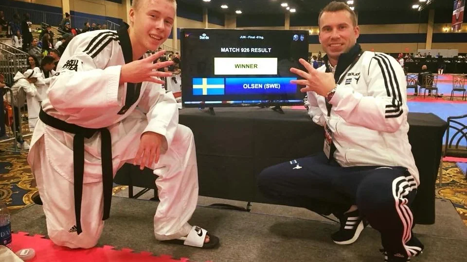 Fyra fingrar. För fyra segrar. Frederik Emil Olsen och tränaren Niklas Andersson jublar i kapp i LAs Vegas. Foto: Privat