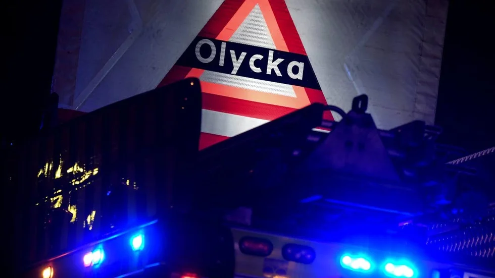 Tragisk odödsolycka. Mannen som ficjk stopp på bilen gick ut på E4:an för att påkalla hjälp när han blev påkörd och avled senare av sina skador.