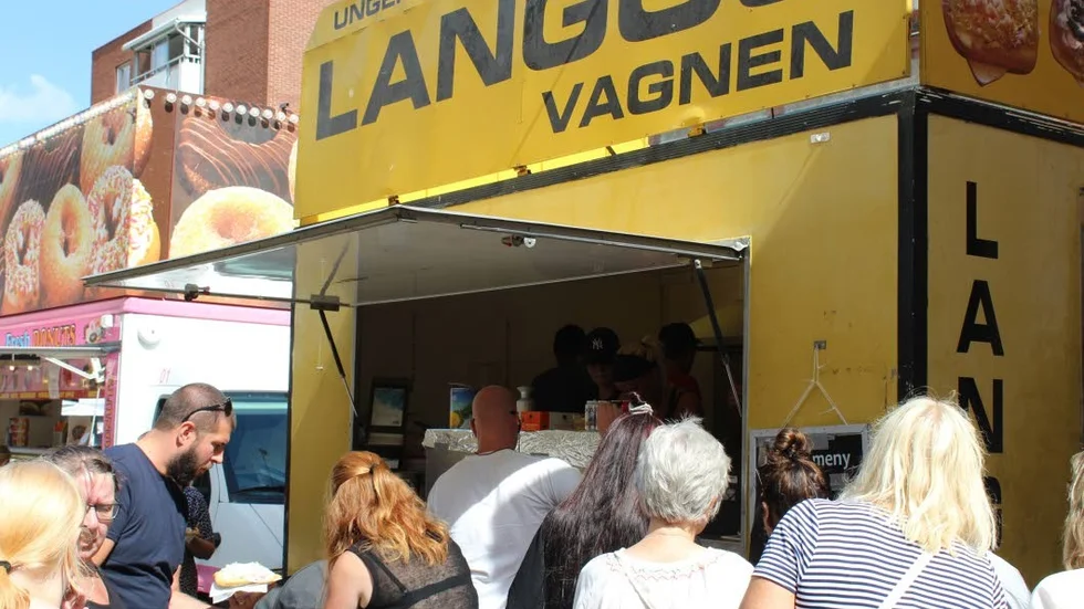 Ingen marknad utan Langos! Och kön ringlade lång direkt, av hugade köpare.