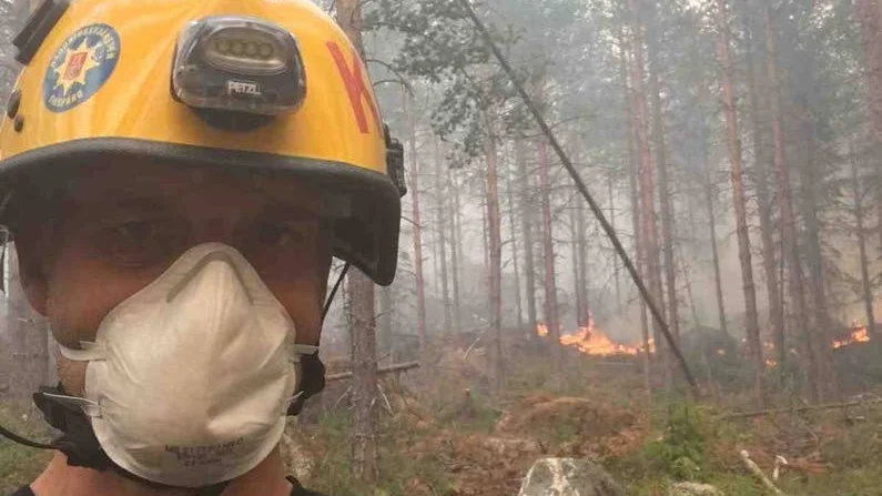 Kåre Carlsson, en ur Finspångsstyrkan, tar en selfie under ett av de tunga arbetspassen.