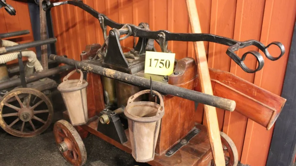 Den här brandsprutan från 1750  kommer från Söderköping och ägs av S:t Ragnhils gille, men är deponerad på museet i Simonstorp.