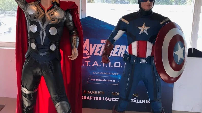 Till salu. Vill du ha en egen Marvel-staty, eller två? Då har du möjlighet att köpa dem och samtidigt bidra till kommunkassan.