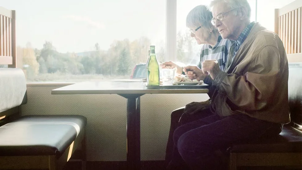 Besökaren får följa med på den tvåsamhet som det åldrande paret har byggt upp.