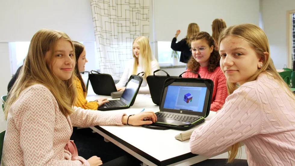Linnéa Dahlke och Signe Fältström kommer antingen få åka till Spanien eller Slovakien.