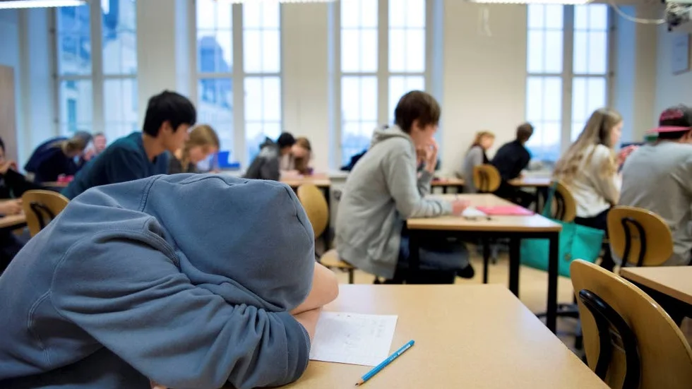 En elev på en låg- och mellanstadieskola sparkade en i personalen i magen.