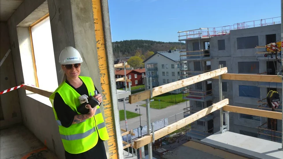 Tina Cecilia Hansson från Norrköping är intresserad av lägenheterna intill Vikingavallen även om hon i första hand vill ha en i markplan och inte på sjätte våningen som här.