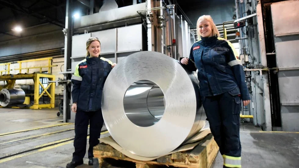 Filippa Eklund och Lovisa Eklund på Gränges. De är några av dem som gjort praktik via Tekniksprånget. (Arkivbild).