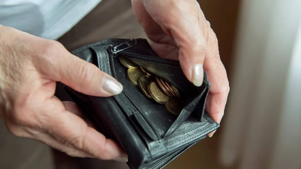 Berättade inte om sin pension från utlandet, ska betala tillbaka nästan 90 000 kronor.