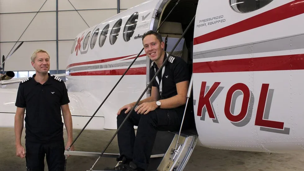 Robin Ählman (till höger) är pilot på Hummingbird Aviation där man är upprörd över att Linköping inte längre öppnar upp flygplatsen på natten. (Med på bilden är även kollegan Tobias Holmgren).