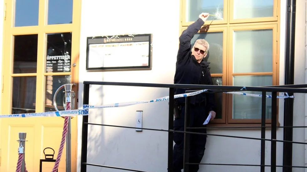 Kriminaltekniker Per Larsson var på plats för en teknisk undersökning efter andra skottlossningen mort samma restaurang.