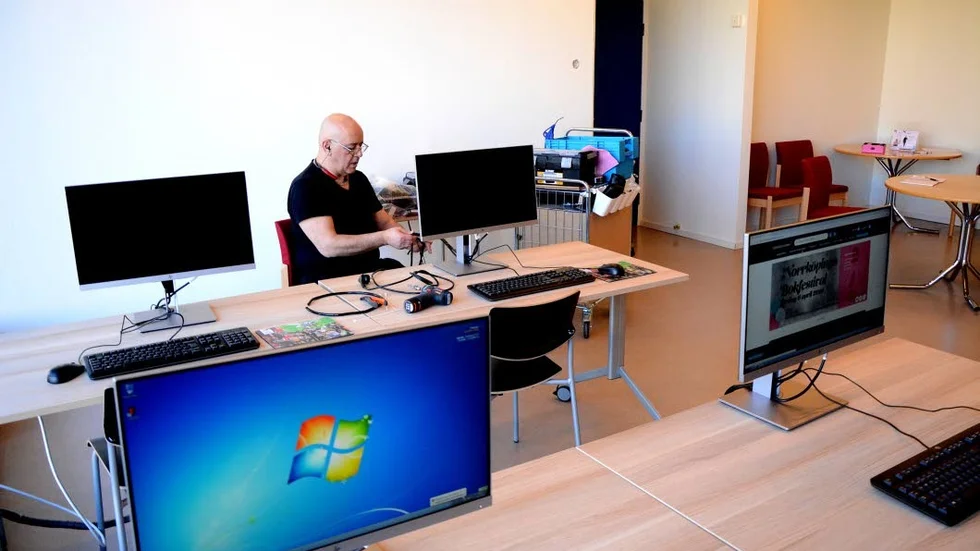 Det är sex stationer med stationära datorer men man har också tillgång till laptops och surfplattor.