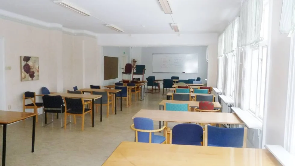 Möteslokal. En stor och ljus möteslokal ryms bland annat inne i gamla, gula sjukhuset i Kneippen.
