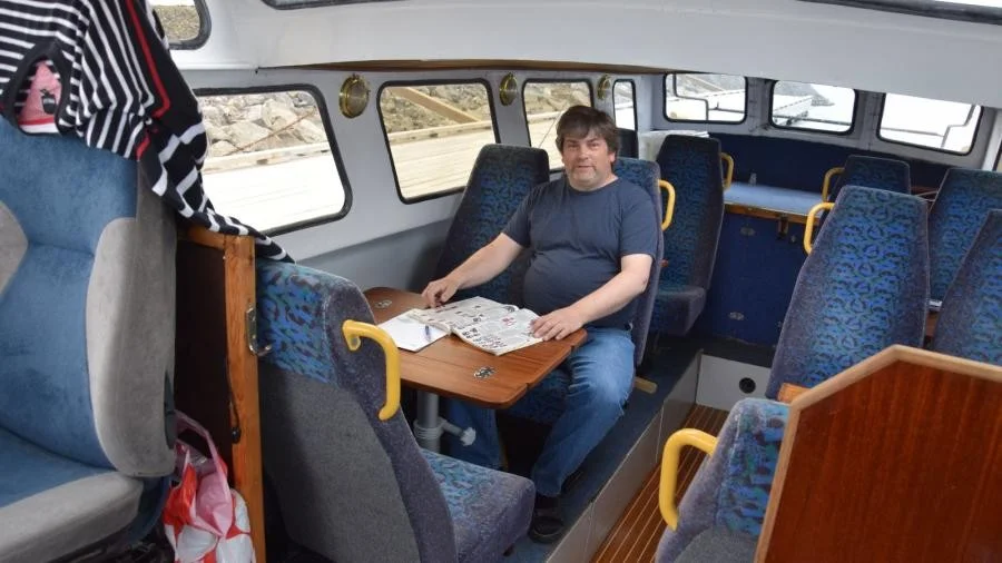 "Man kan tycka att turbåtstrafiken skulle haft en större båt", säger Ronny Lindström, skeppare på Nordisk båttaxi som trafikerat Piteå skärgård i sommar. (Arkivbild)