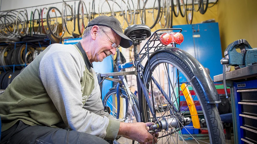 Hans Pettersson jobbar sedan tolv år tillbaka med att reparera cyklar på Solkraft Rosengård. 