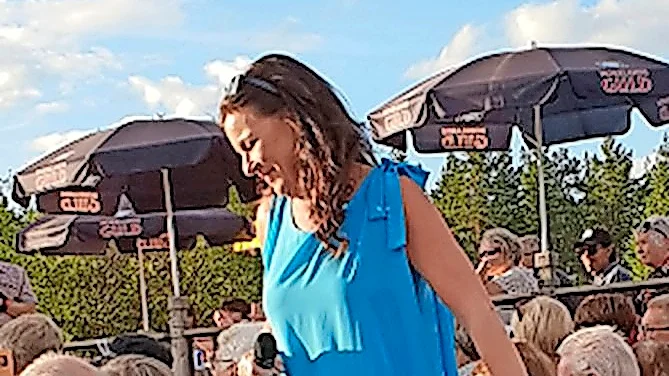 Lotta Engberg sjöng allsång med publiken. 