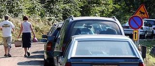 Många parkerade bilar vid Falkträsket 