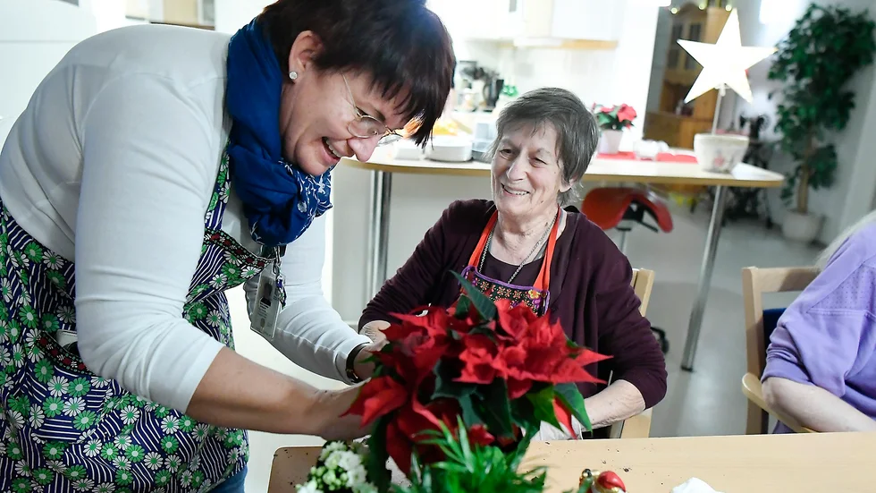 Boendechef Ann-Louise Lindgren och Majne Stenberg, som bor på Linagården, hjälps åt med en julgrupp. 