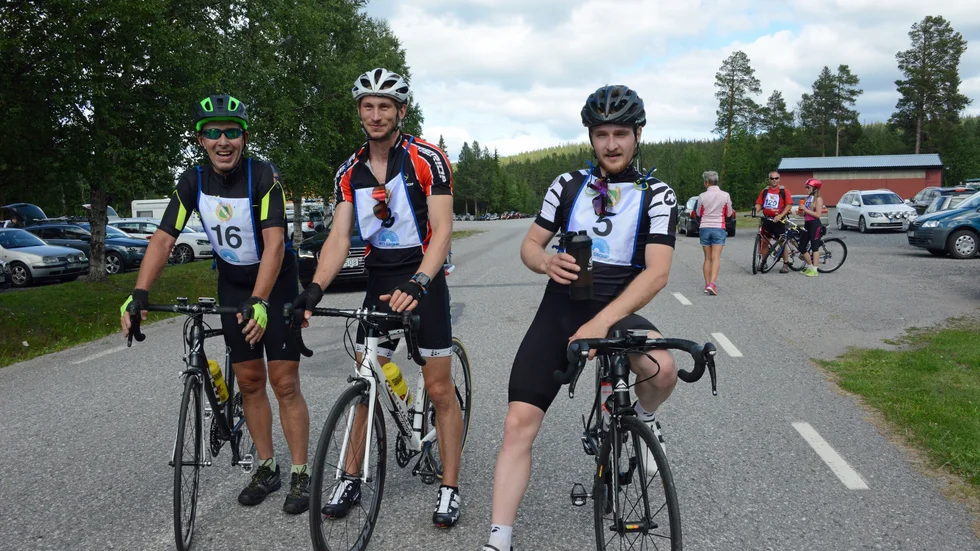 De tre bästa på Laisälvenloppets längsta sträcka, 75 kilometer. Från vänster: Kent Eriksson, trea, i mitten Hannes Boström, Arvidsjaur, tvåa, och till höger vinnaren av det långa Laisälvenloppet, Jonas Nordvoll, Bodö, Norge.