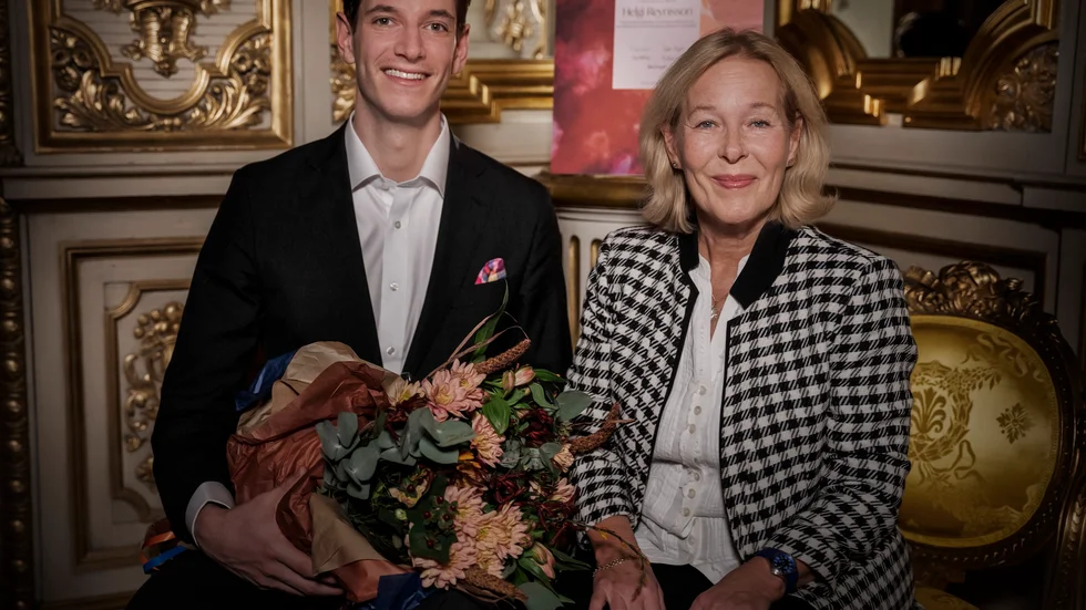 Barytonen Helgi Reynisson har tilldelats Barbro Saléns stiftelses stipendium. Här med Kungliga Operans vd Birgitta Svendén som delade ut stipendiet.
