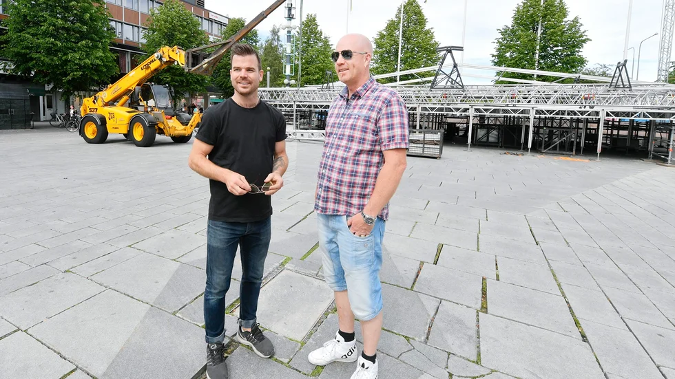 Läget är under kontroll för det stora scenbygget på torget, berättar scenchefen David Johnson och festivalgeneralen Gunnar Karlsson.