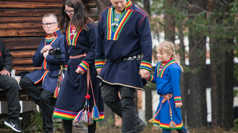 Familjen Helén Sundqvist, kjell Larsson och dottern Nina från Arjeplog visar upp sina koltar under Storstämningshelgen i Lappstaden.