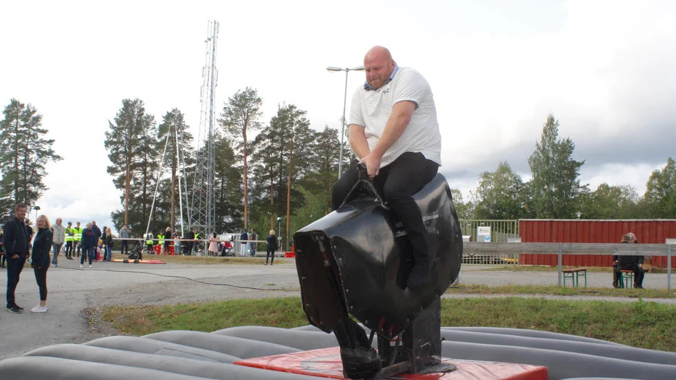 Jörgen Johansson, inköpare på Alimak, testar den mekaniska tjuren.