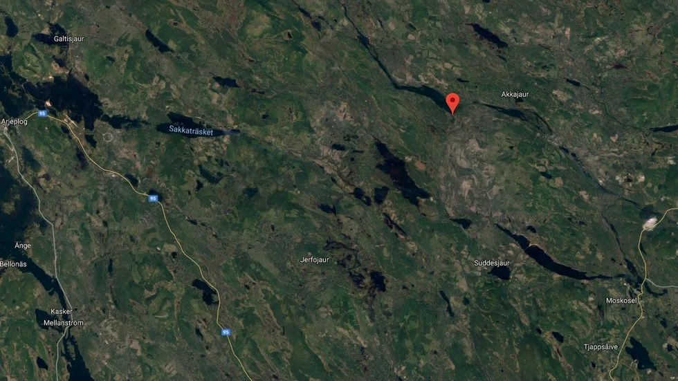 Enligt den information som SOS Alarm har fått i det initiala skedet så finns branden vid det röda märket.