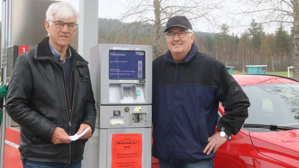 Per Sandström och Roger Lundmark är två av initiativtagarna till en ersättningsstation i Svensbyn när OK-macken stänger till sommaren. (Arkivbild)