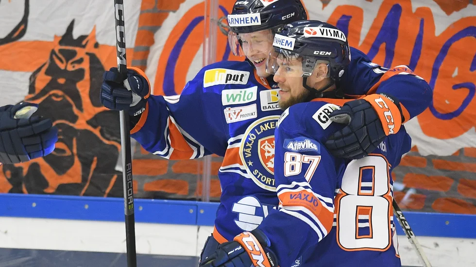 Elias Pettersson, till vänster, och Robert Rosén firar ett av målen i gårdagens tredje final.
