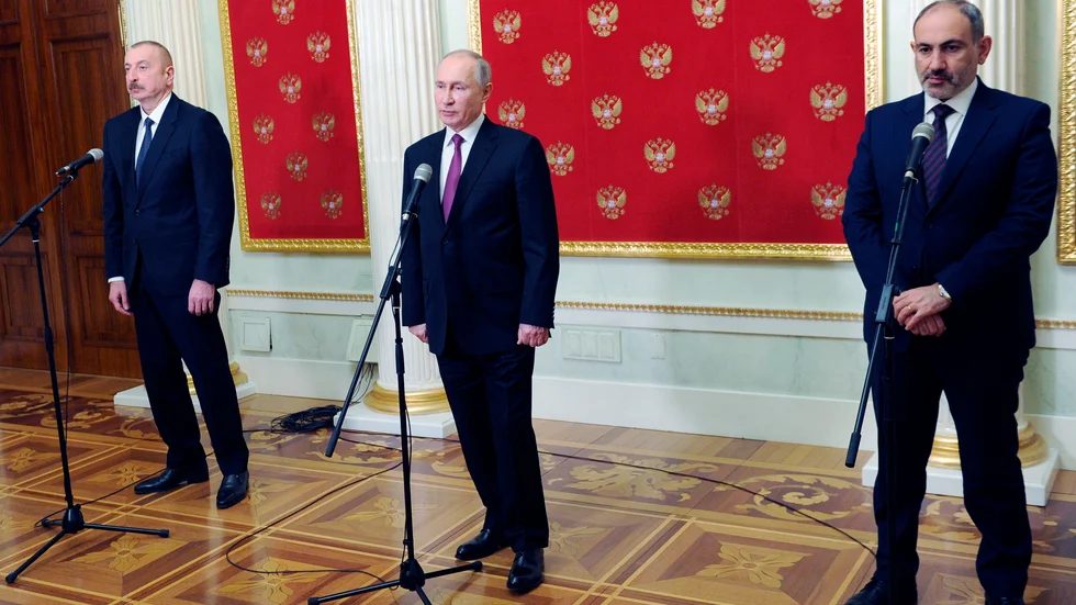 Azerbajdzjans Ilham Aliyev (vänster) och Armeniens Nikol Pasjinjan (höger) ska träffas på Vladimir Putins (mitten) initiativ på fredag. Bilden är från ett möte med samma ledare i januari. Arkivbild.
