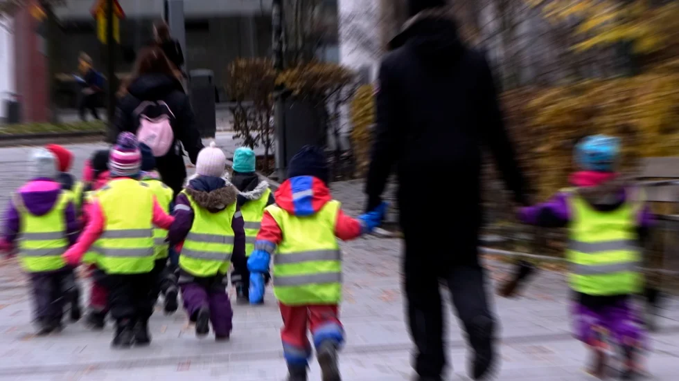Obligatorisk förskola för nyanländas barn är ett bra sätt att tidigt ta steget in i det svenska samhället och lära sig språket.