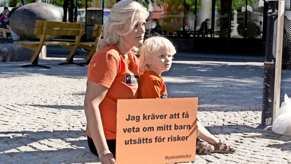 Maria Bergmark med sonen Loke Jernström manifesterade för bättre villkor i förskolan. 