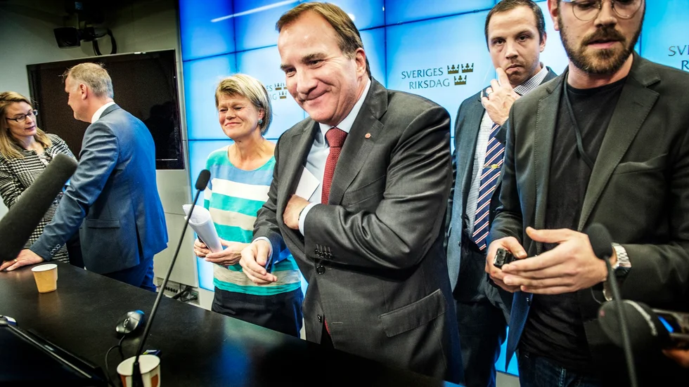 Den socialdemokratiskt ledda regeringen och Vänsterpartiet presenterade i oktober 2014 en överenskommelse om en välfärd utan vinstintressen. På bilden Vänsterpartiets Jonas Sjöstedt, med ryggen mot kameran, Ulla Andersson (V) och statsminister Stefan Löfven (S).