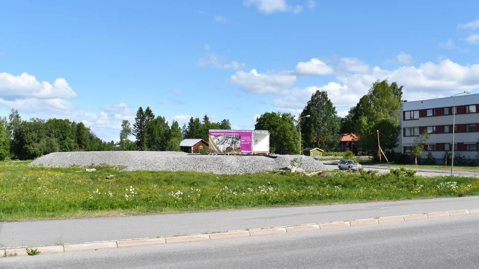 Så såg det ut på den blivande byggplatsen måndag 4 juni 2018. Gruskrosset ligger där för att tynga ner marken. Det som står där är en liten modul för 3D-visningar. 