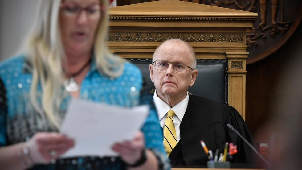 Domaren i det uppmärksammade målet, Bruce Schroeder, lyssnar när rättsbiträdet Tami Mielcarek läser upp juryns beslut.
