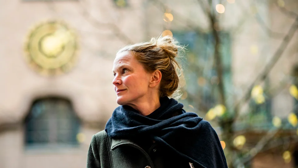 Ingvild H. Rishøi är en av sin generations mest hyllade och prisade norska författare. Hon introducerades på svenska 2018 med "Vinternoveller" som tilldelades Kulturhuset Stadsteaterns internationella litteraturpris.