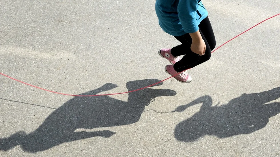 Med inspiration från bland annat danska förebilder kan skolgårdar bli miljöer som uppmuntrar lek och rörelse och bli en tillgång för närområdet och alla åldrar även då skolan inte är öppen, skriver debattörerna.