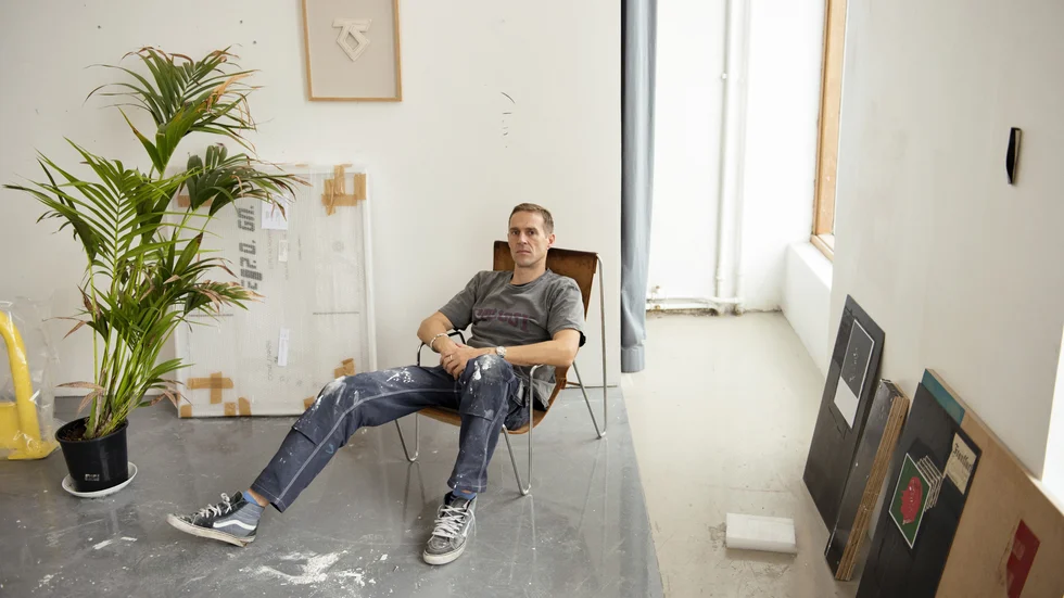 Matias Faldbakken (född 1973) är en norsk bildkonstnär och författare. "Vi är fem" har prisats och hyllats i Norge och nominerades 2020 även till Nordiska rådets litteraturpris.