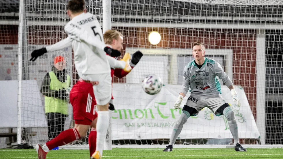 Isac Stubbfält skrev nyligen på en förlängning med Piteå IF i norra ettan. I årets första träningsmatch höll han nollan, fast han inte hade jättemycket att göra. (Arkivbild) 