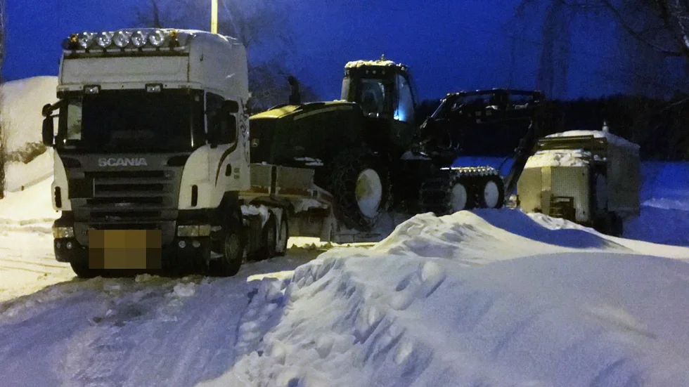 Lastbilen blockerar hela vägen. 
