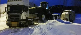 Larm om flera stillastående lastbilar